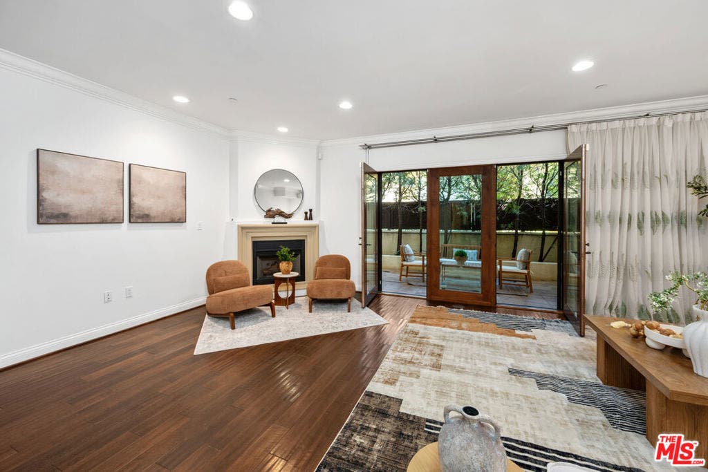 11863 Darlington Avenue, #110, Los Angeles, CA 90049 11863 Darlington Avenue, #110, Los Angeles, CA 90049