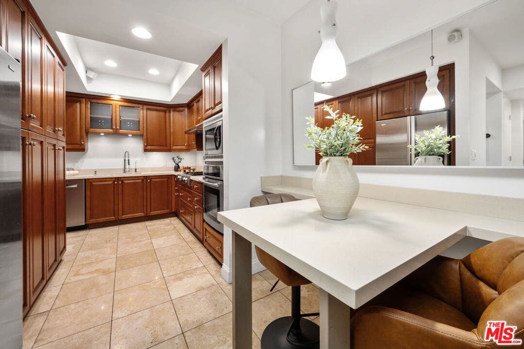 11863 Darlington Avenue, #110, Los Angeles, CA 90049 11863 Darlington Avenue, #110, Los Angeles, CA 90049