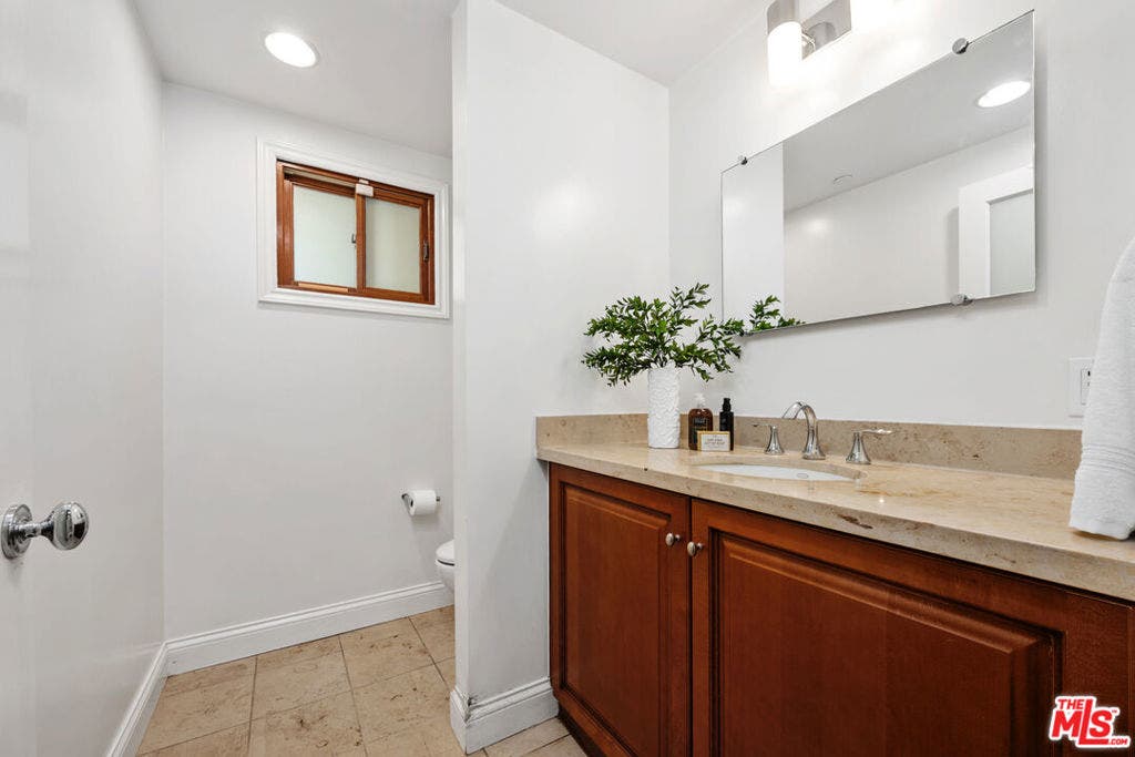 11863 Darlington Avenue, #110, Los Angeles, CA 90049 11863 Darlington Avenue, #110, Los Angeles, CA 90049