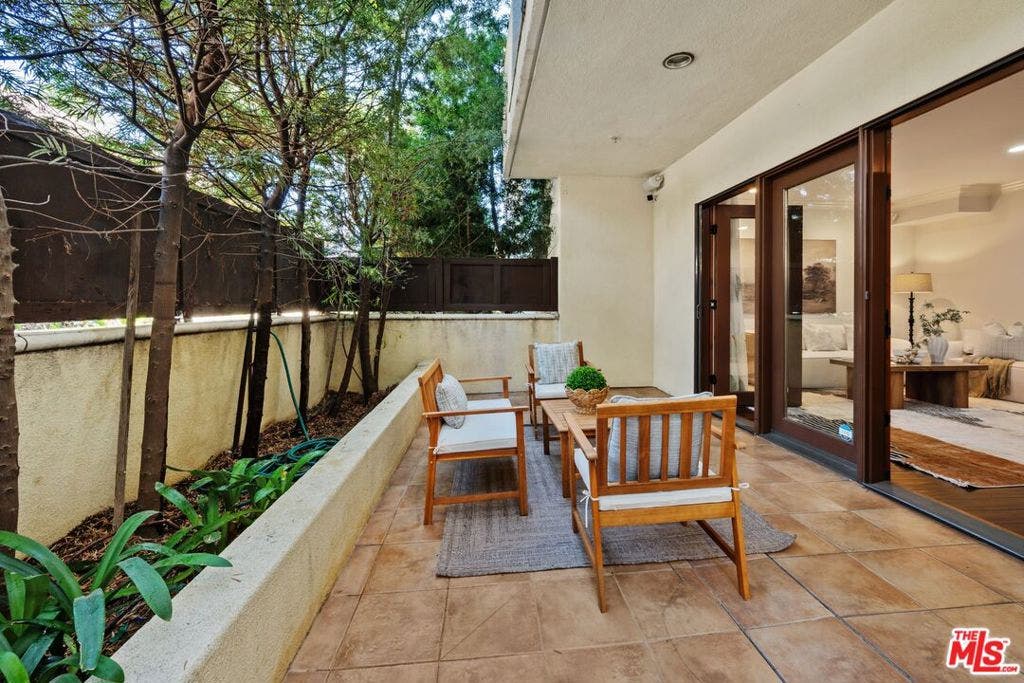11863 Darlington Avenue, #110, Los Angeles, CA 90049 11863 Darlington Avenue, #110, Los Angeles, CA 90049