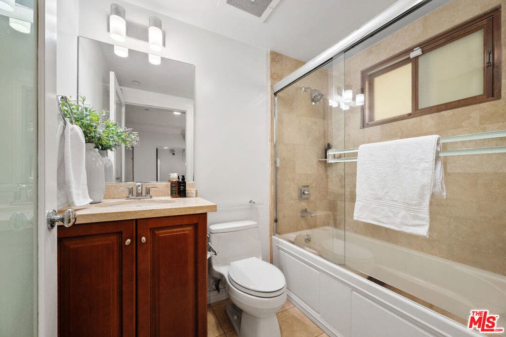 11863 Darlington Avenue, #110, Los Angeles, CA 90049 11863 Darlington Avenue, #110, Los Angeles, CA 90049