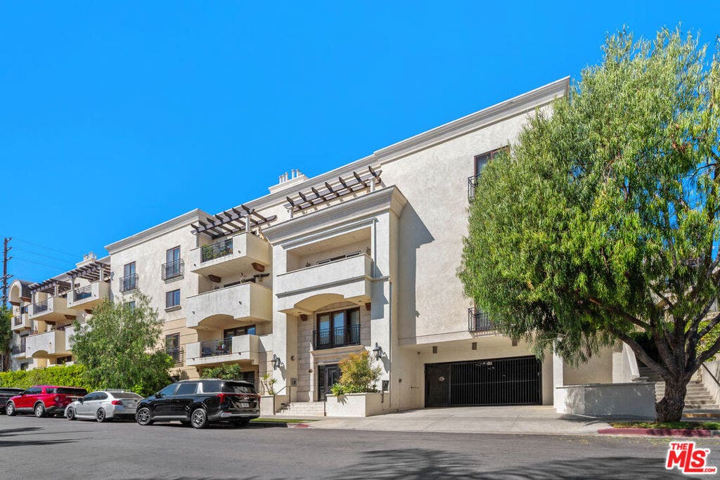11863 Darlington Avenue, #110, Los Angeles, CA 90049 11863 Darlington Avenue, #110, Los Angeles, CA 90049
