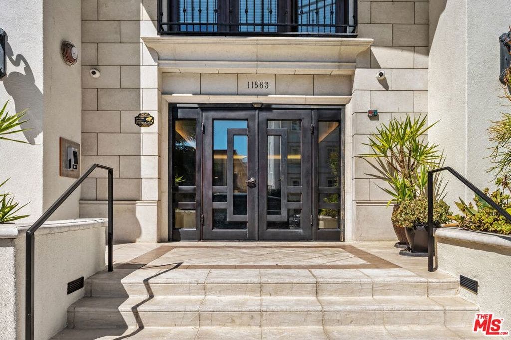 11863 Darlington Avenue, #110, Los Angeles, CA 90049 11863 Darlington Avenue, #110, Los Angeles, CA 90049