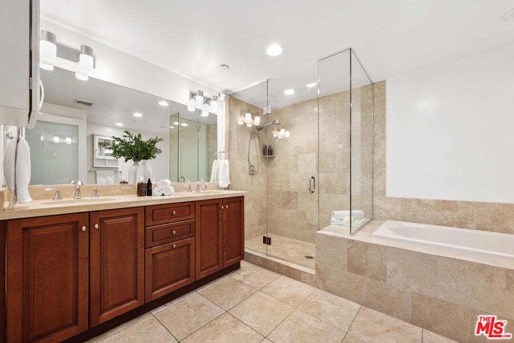 11863 Darlington Avenue, #110, Los Angeles, CA 90049 11863 Darlington Avenue, #110, Los Angeles, CA 90049