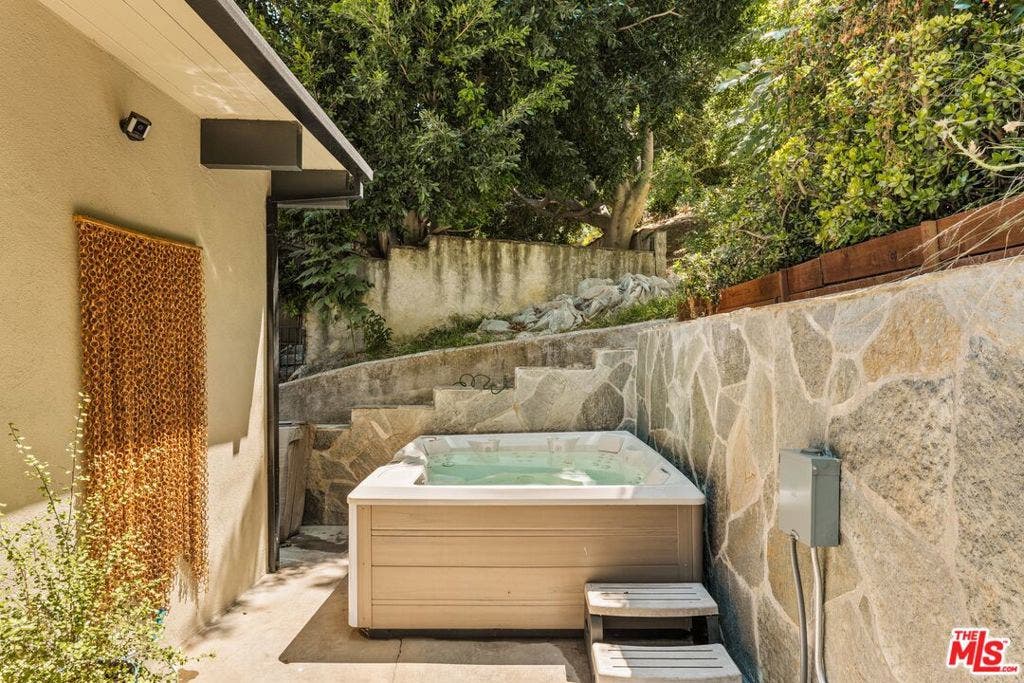 3905 Pacheco Drive, Sherman Oaks, CA 91403 3905 Pacheco Drive, Sherman Oaks, CA 91403