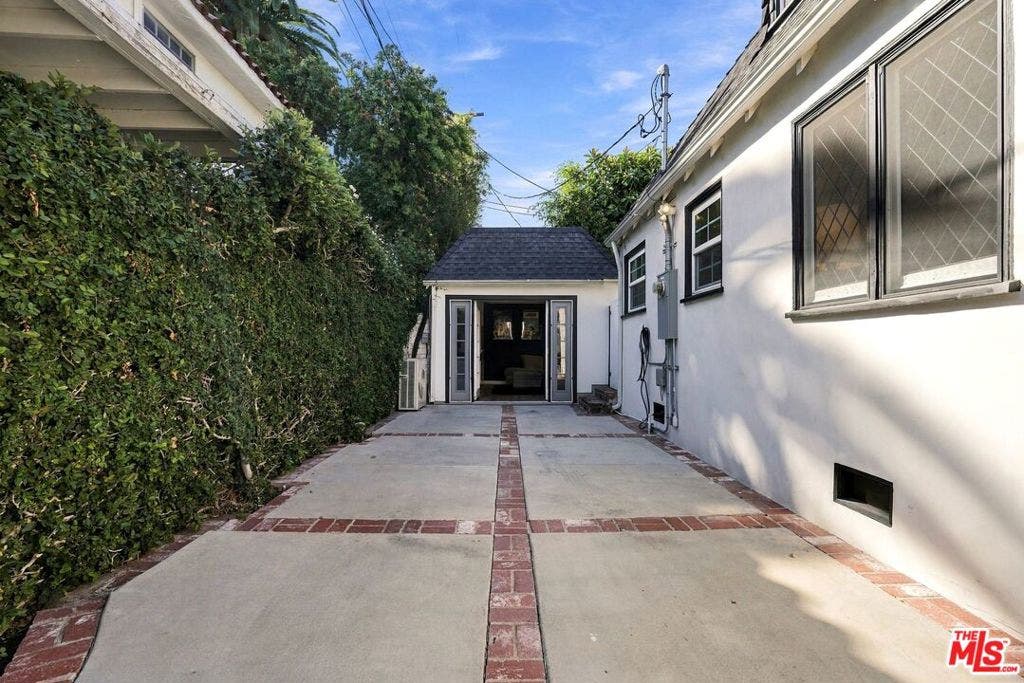 8266 Clinton Street, Los Angeles, CA 90048 8266 Clinton Street, Los Angeles, CA 90048