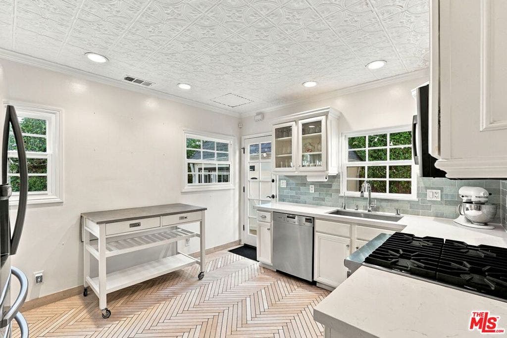 8266 Clinton Street, Los Angeles, CA 90048 8266 Clinton Street, Los Angeles, CA 90048