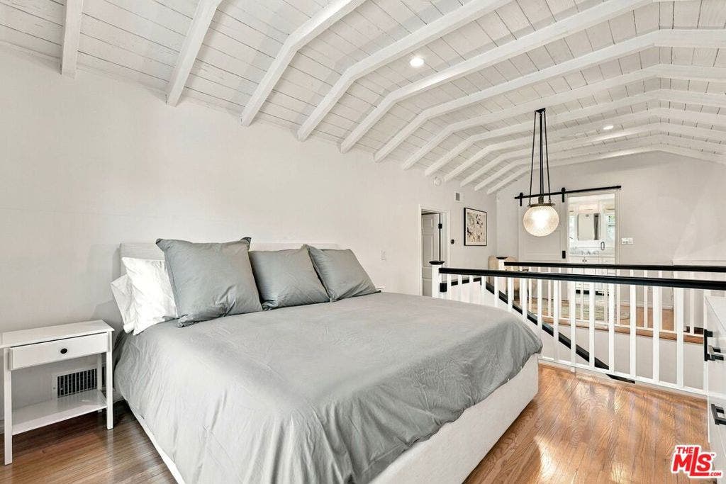 8266 Clinton Street, Los Angeles, CA 90048 8266 Clinton Street, Los Angeles, CA 90048