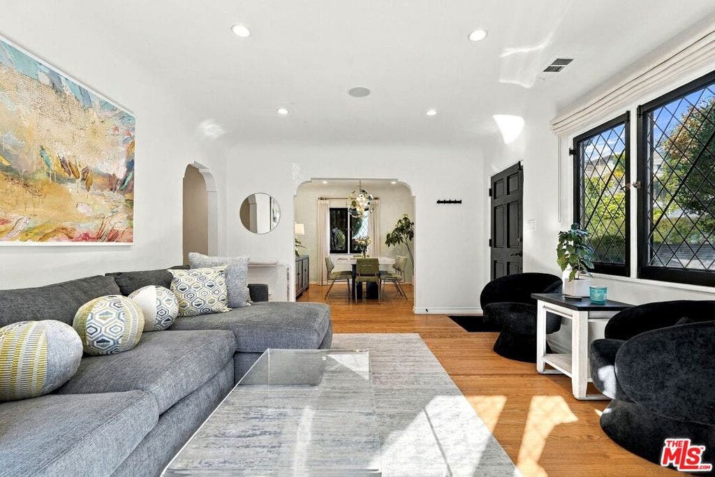8266 Clinton Street, Los Angeles, CA 90048 8266 Clinton Street, Los Angeles, CA 90048