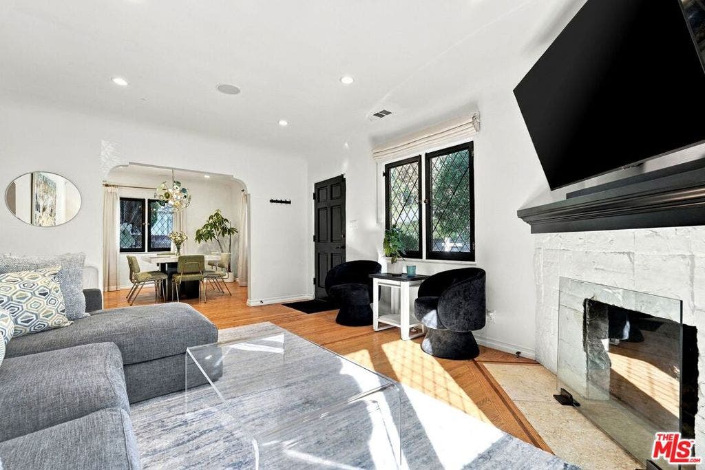 8266 Clinton Street, Los Angeles, CA 90048 8266 Clinton Street, Los Angeles, CA 90048