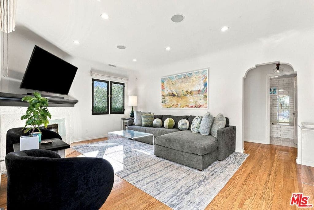 8266 Clinton Street, Los Angeles, CA 90048 8266 Clinton Street, Los Angeles, CA 90048
