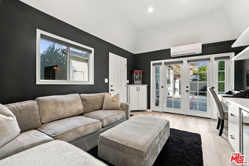 8266 Clinton Street, Los Angeles, CA 90048 8266 Clinton Street, Los Angeles, CA 90048