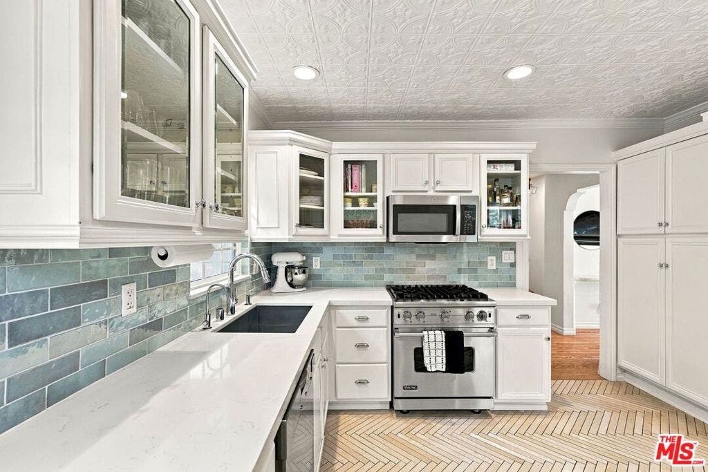 8266 Clinton Street, Los Angeles, CA 90048 8266 Clinton Street, Los Angeles, CA 90048