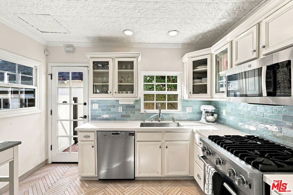 8266 Clinton Street, Los Angeles, CA 90048 8266 Clinton Street, Los Angeles, CA 90048