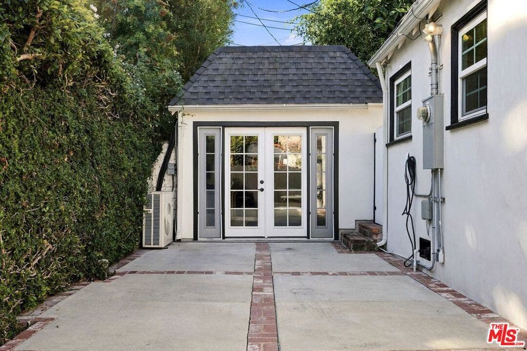 8266 Clinton Street, Los Angeles, CA 90048 8266 Clinton Street, Los Angeles, CA 90048