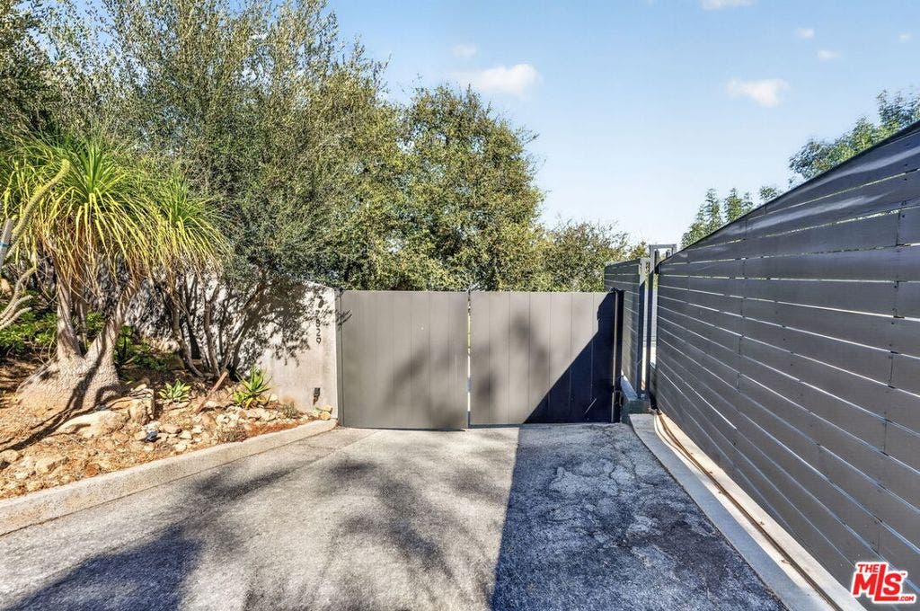7829 Torreyson Drive, Los Angeles, CA 90046 7829 Torreyson Drive, Los Angeles, CA 90046
