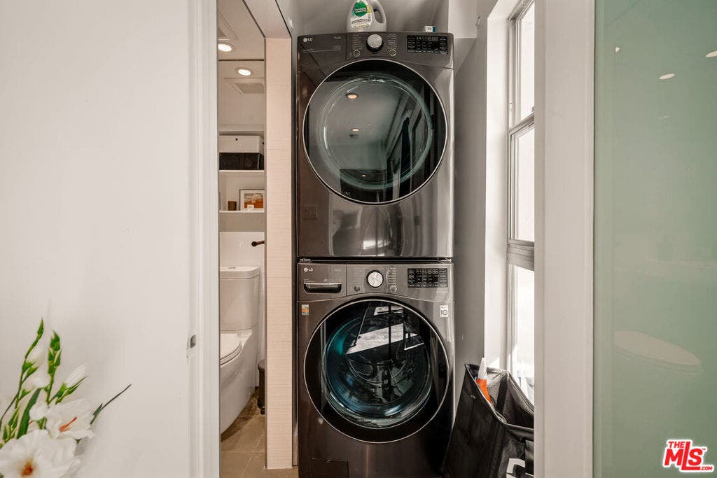 2388 Kimridge Road, Beverly Hills, CA 90210 Guest Unit Laundry