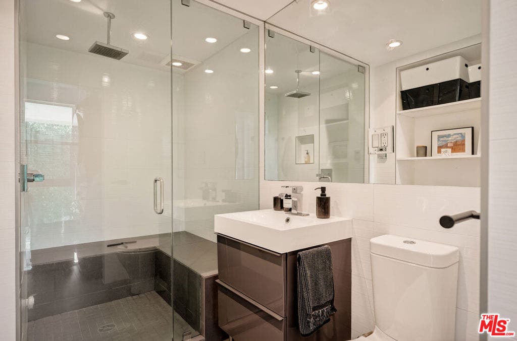 2388 Kimridge Road, Beverly Hills, CA 90210 Guest Unit/Bathroom 6