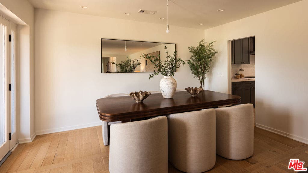 8657 Metz Place, West Hollywood, CA 90069 8657 Metz Place, West Hollywood, CA 90069