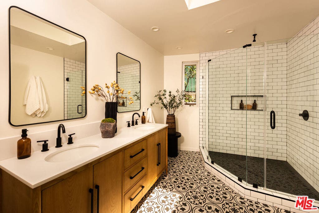 8657 Metz Place, West Hollywood, CA 90069 8657 Metz Place, West Hollywood, CA 90069