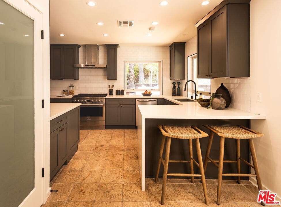 8657 Metz Place, West Hollywood, CA 90069 8657 Metz Place, West Hollywood, CA 90069