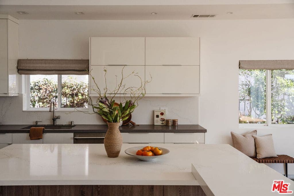 3279 Midvale Avenue, Los Angeles, CA 90034 3279 Midvale Avenue, Los Angeles, CA 90034