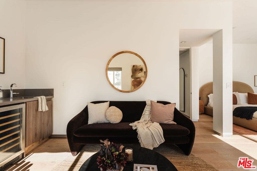 3279 Midvale Avenue, Los Angeles, CA 90034 3279 Midvale Avenue, Los Angeles, CA 90034