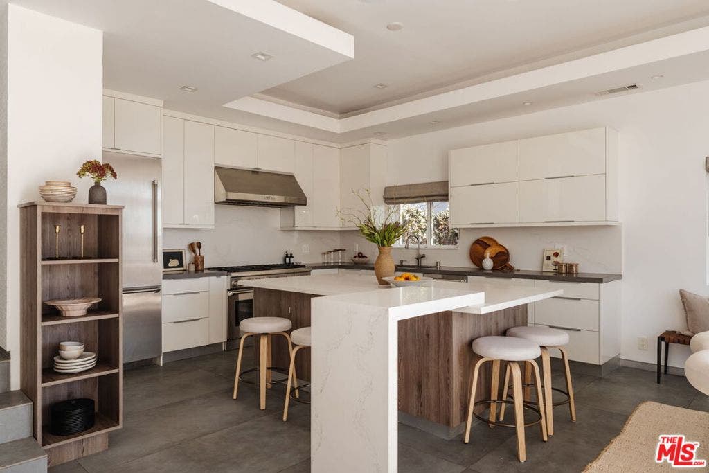 3279 Midvale Avenue, Los Angeles, CA 90034 3279 Midvale Avenue, Los Angeles, CA 90034
