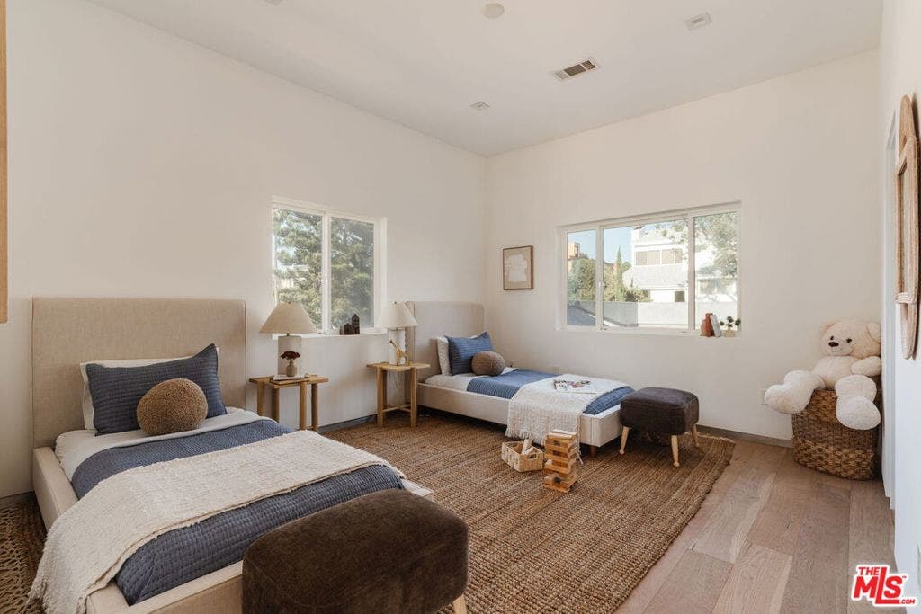 3279 Midvale Avenue, Los Angeles, CA 90034 3279 Midvale Avenue, Los Angeles, CA 90034