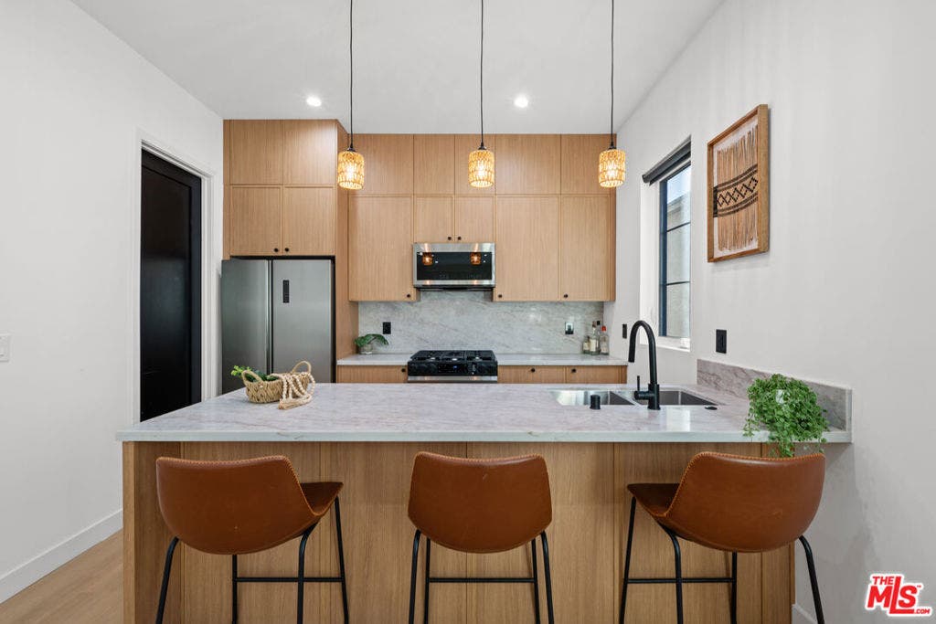904 S Shenandoah Street, Los Angeles, CA 90035 904 S Shenandoah Street, Los Angeles, CA 90035