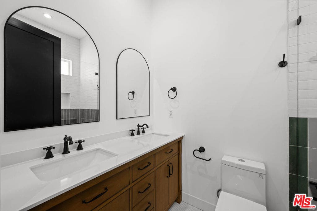 904 S Shenandoah Street, Los Angeles, CA 90035 904 S Shenandoah Street, Los Angeles, CA 90035
