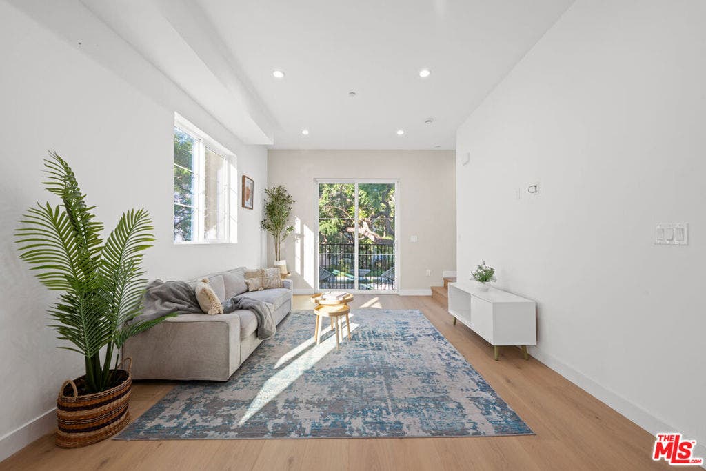 904 S Shenandoah Street, Los Angeles, CA 90035 904 S Shenandoah Street, Los Angeles, CA 90035