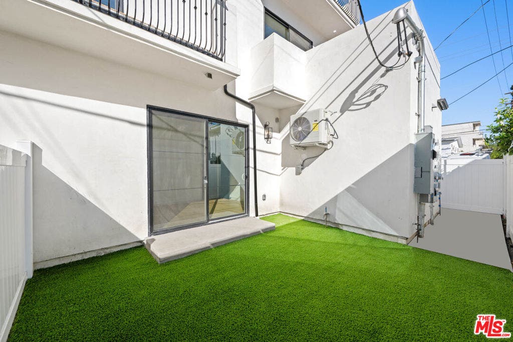 906 S Shenandoah, #3/4, Los Angeles, CA 90035 906 S Shenandoah, #3/4, Los Angeles, CA 90035