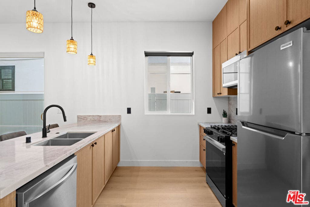 906 S Shenandoah, #3/4, Los Angeles, CA 90035 906 S Shenandoah, #3/4, Los Angeles, CA 90035