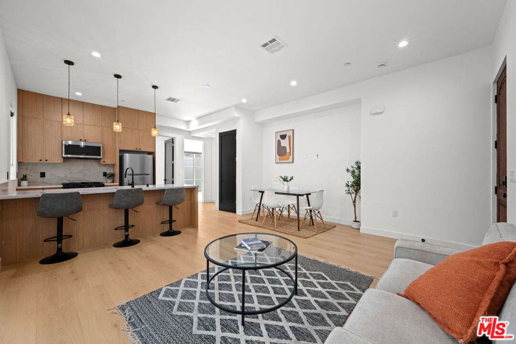 906 S Shenandoah, #3/4, Los Angeles, CA 90035 906 S Shenandoah, #3/4, Los Angeles, CA 90035