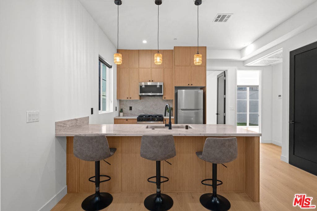 906 S Shenandoah, #3/4, Los Angeles, CA 90035 906 S Shenandoah, #3/4, Los Angeles, CA 90035