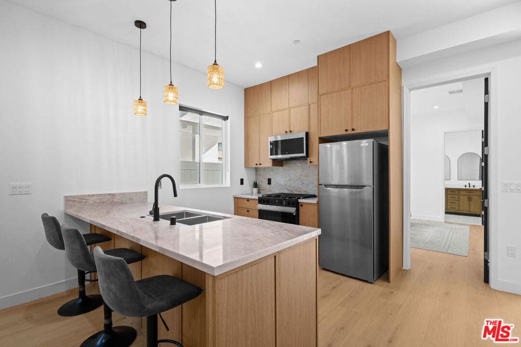 906 S Shenandoah, #3/4, Los Angeles, CA 90035 906 S Shenandoah, #3/4, Los Angeles, CA 90035