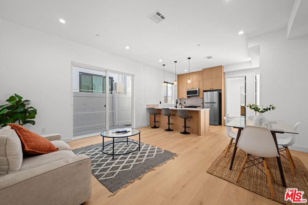 906 S Shenandoah, #3/4, Los Angeles, CA 90035 906 S Shenandoah, #3/4, Los Angeles, CA 90035