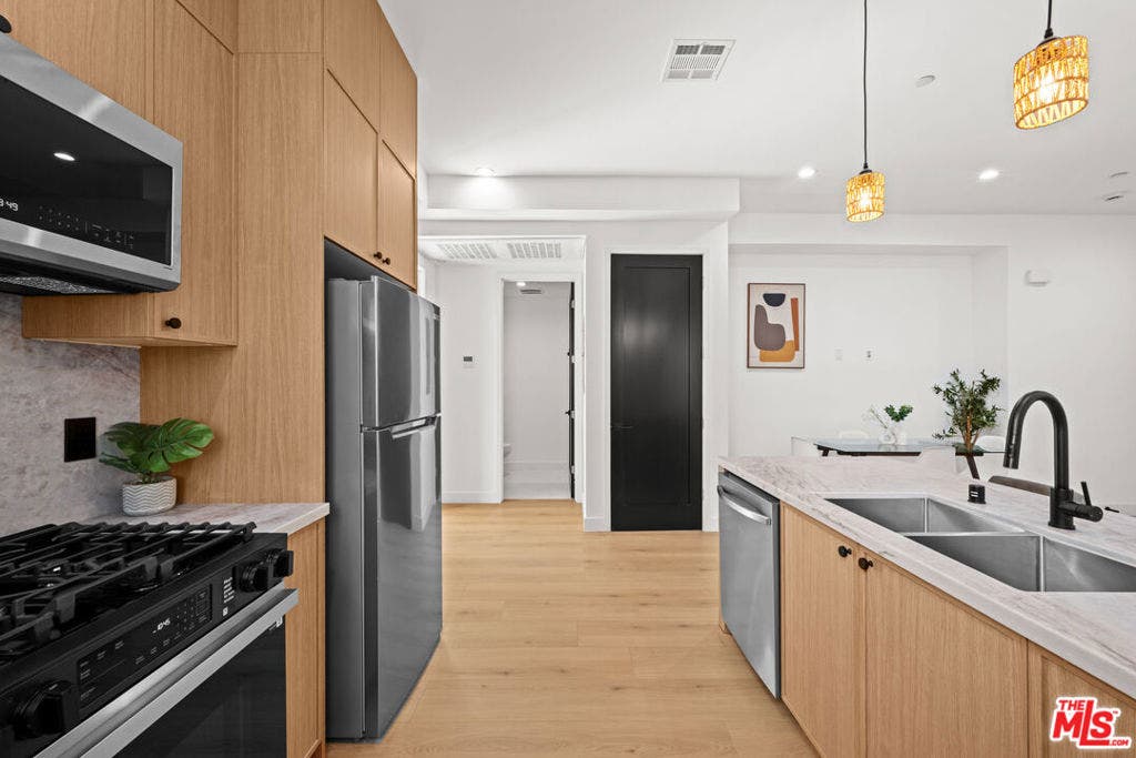 906 S Shenandoah, #3/4, Los Angeles, CA 90035 906 S Shenandoah, #3/4, Los Angeles, CA 90035