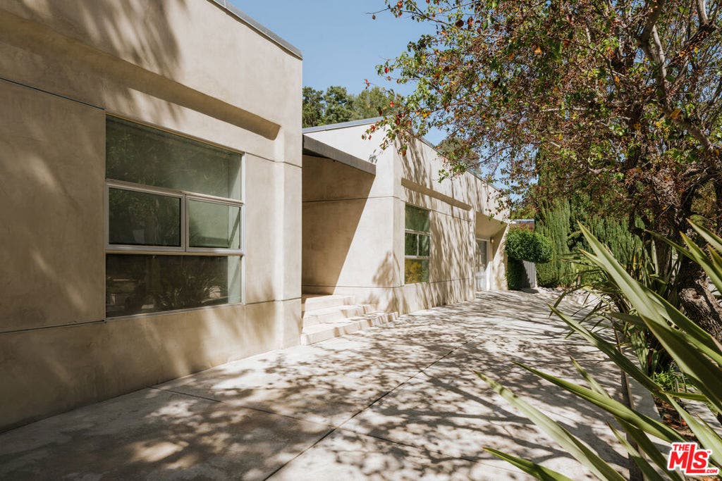 15539 Hamner Drive, Los Angeles, CA 90077