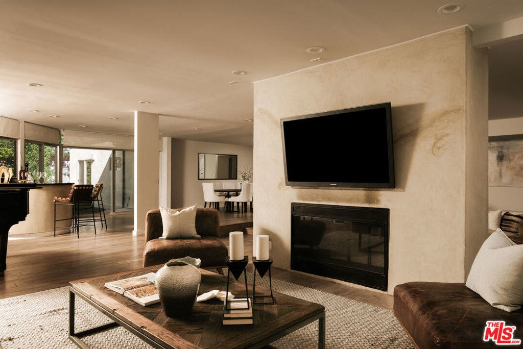 15539 Hamner Drive, Los Angeles, CA 90077