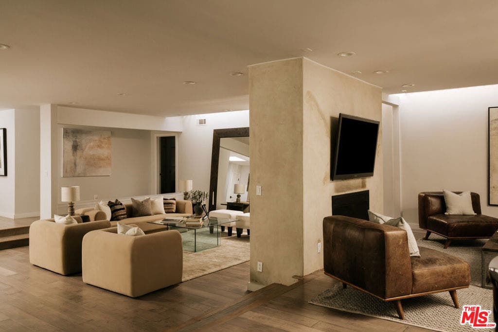 15539 Hamner Drive, Los Angeles, CA 90077