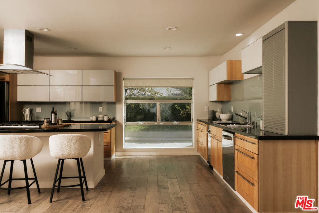 15539 Hamner Drive, Los Angeles, CA 90077