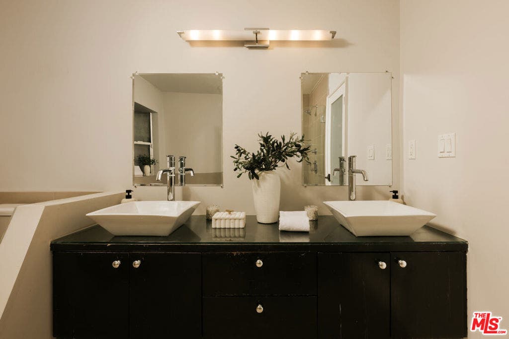 15539 Hamner Drive, Los Angeles, CA 90077