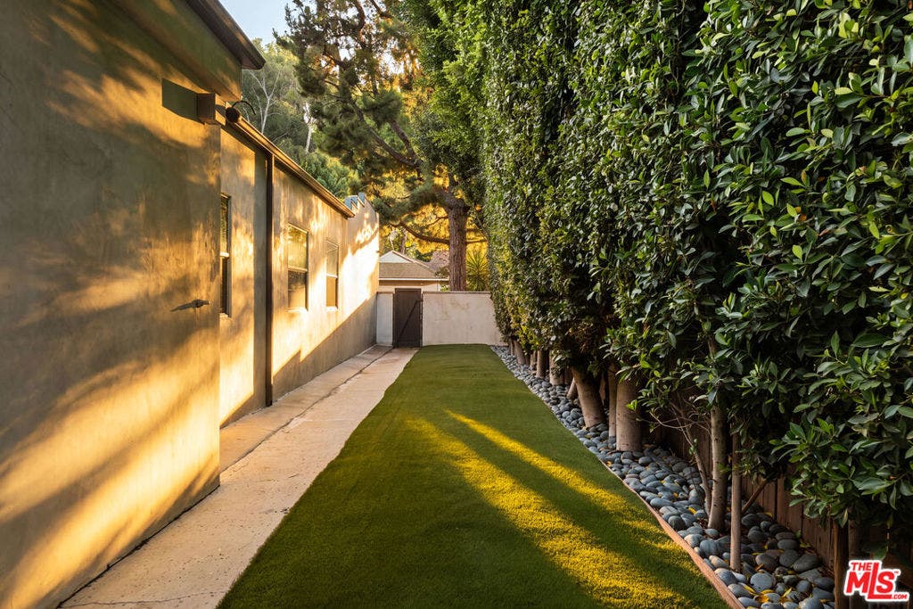 15539 Hamner Drive, Los Angeles, CA 90077