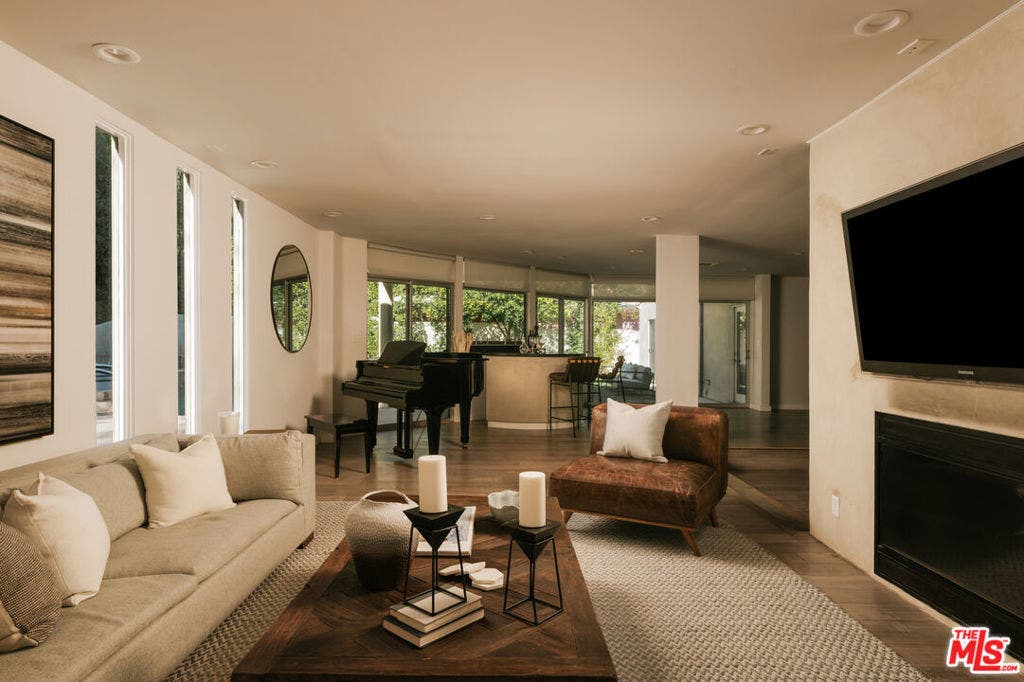15539 Hamner Drive, Los Angeles, CA 90077