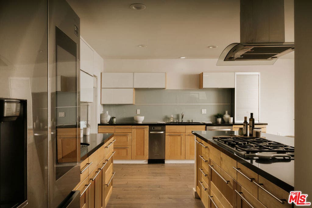 15539 Hamner Drive, Los Angeles, CA 90077