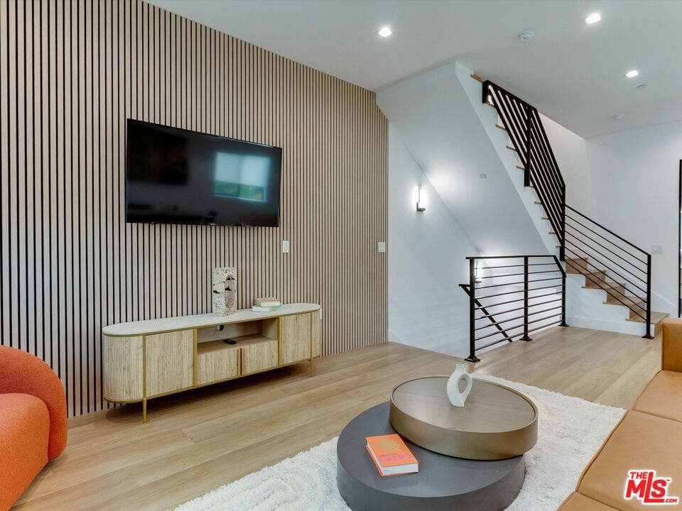 2815 S Redondo Boulevard, Los Angeles, CA 90016 2815 S Redondo Boulevard, Los Angeles, CA 90016