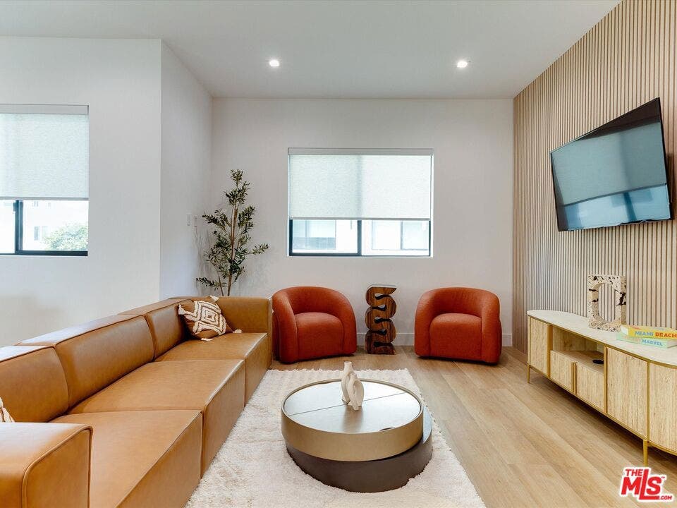 2815 S Redondo Boulevard, Los Angeles, CA 90016 2815 S Redondo Boulevard, Los Angeles, CA 90016