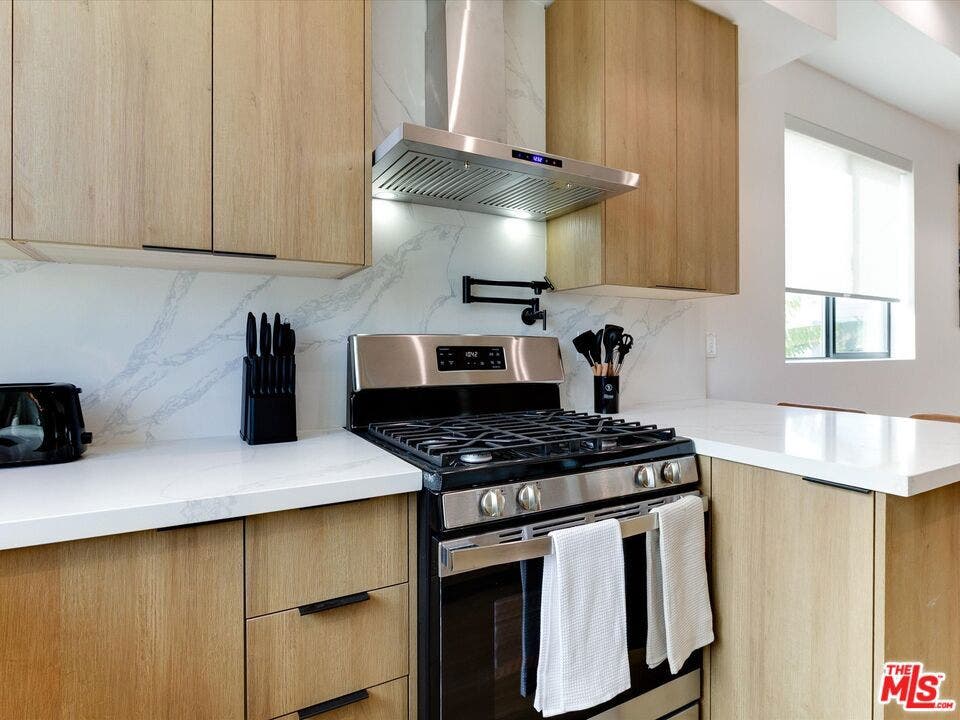 2815 S Redondo Boulevard, Los Angeles, CA 90016 2815 S Redondo Boulevard, Los Angeles, CA 90016